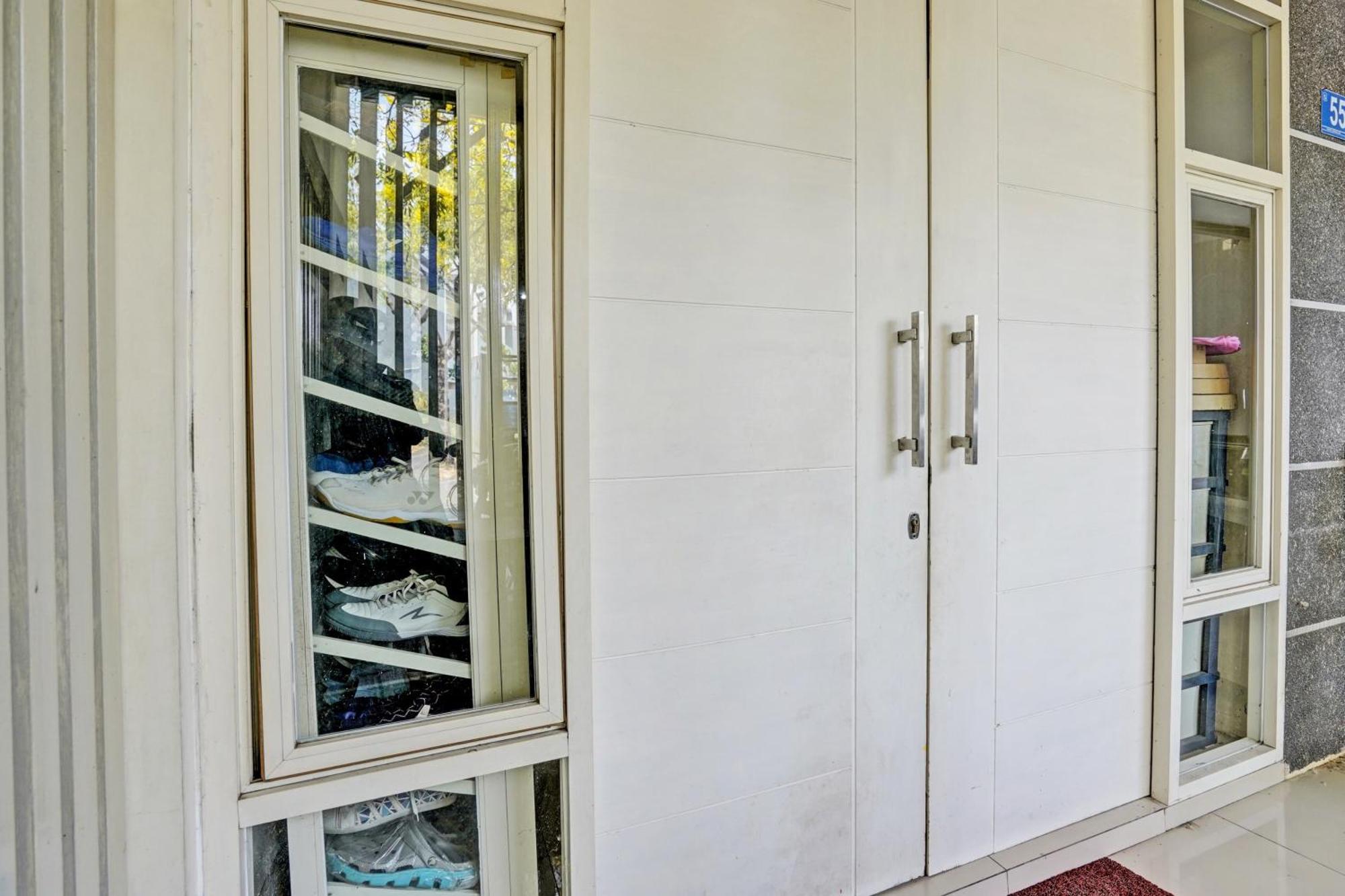 Oyo 93112 Garden Homestay 3 Merlion Surabaya Buitenkant foto